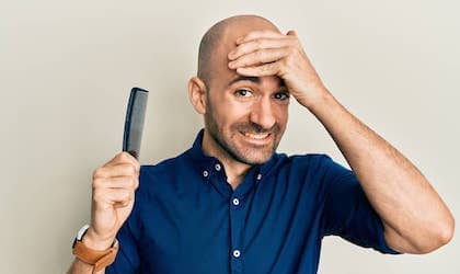Erkeklerde Saç Dökülmesi: Nedenleri ve Çözümleri