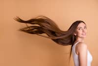 Sağlıklı uzun saçları dalgalanan kadın