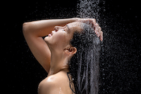 Saçlarını yıkayan kadın
